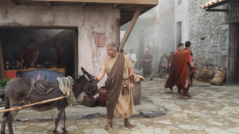 Das kleine Thermopolium in der „Gasse der Balkone“ war eine Art Bar, in der die Pompejaner „Fast Food“ serviert bekamen – mit Fischsoße statt Ketchup. – Bild: ZDF und Gedeon Programmes