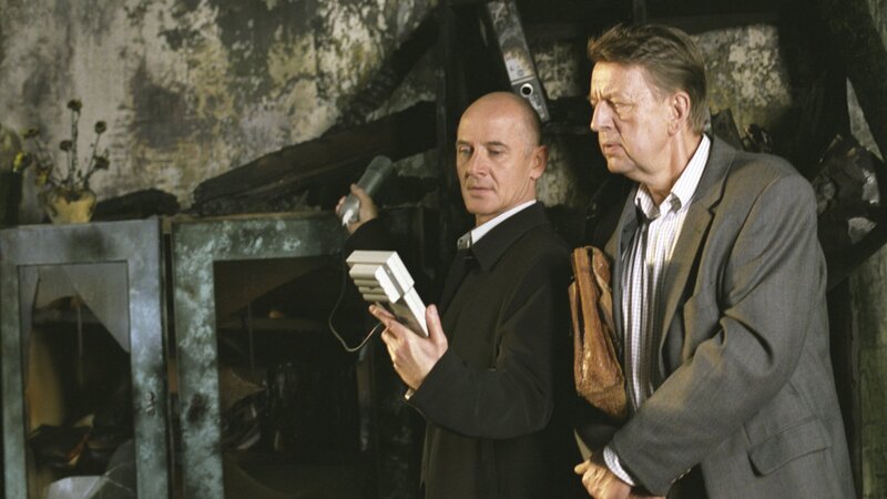 Die Untersuchungsergebnisse bringen Gerichtsmediziner Dr. Robert Kolmaar (Ulrich Mühe, l.) und KHK Hoffer (Jörg Gudzuhn, r.) auf eine Spur. – Bild: ZDF