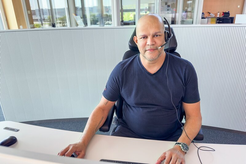 Notrufzentrale Staffel 1 Mike Henzi in der Rega Notrufzentrale beim Flughafen Zürich 2025 – Bild: SRF