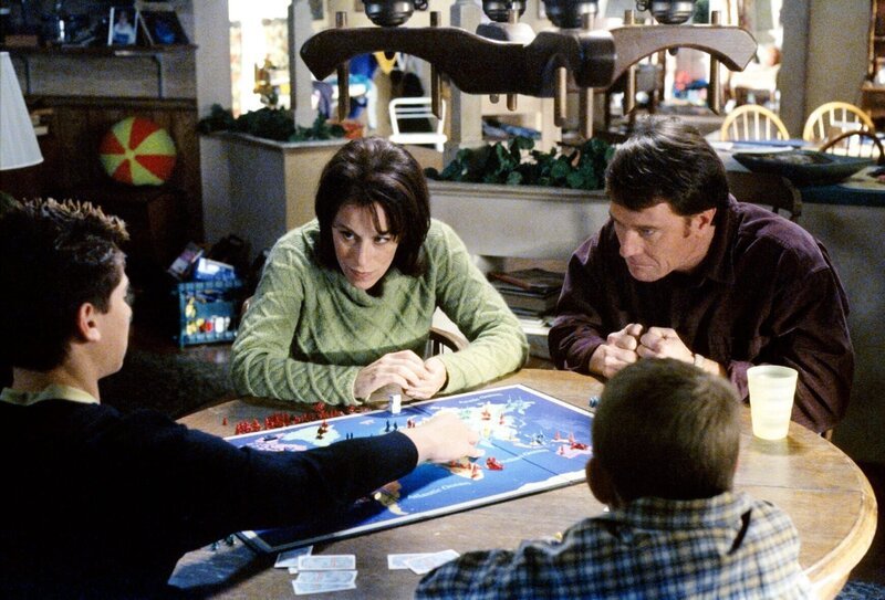 Lois (Jane Kaczmarek, mi.) und Hal (Bryan Cranston, re.) entwickeln beim Spieleabend mit den Kindern etwas zu großen Ehrgeiz. – Bild: Twentieth Century Fox Film Corporation