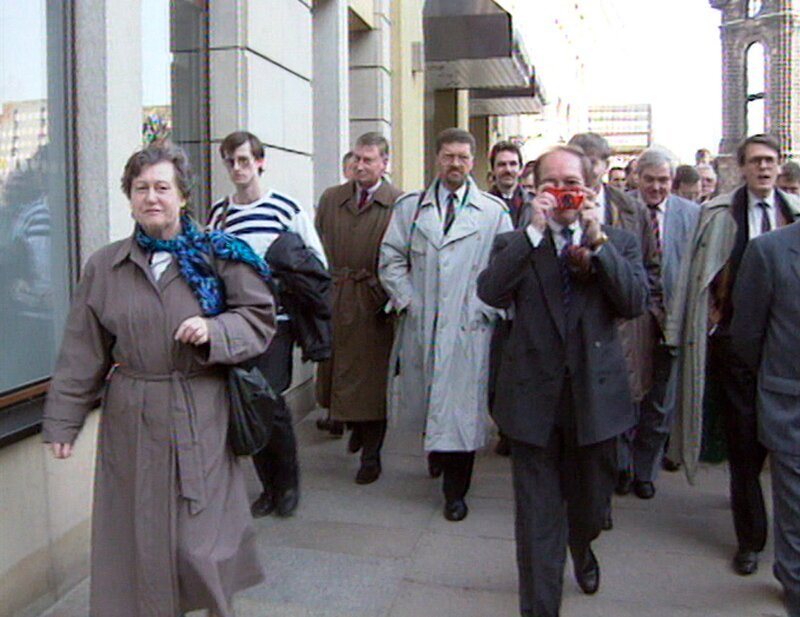 Investoren West inspizieren Dresden Frühjahr 1990. – Bild: MDR/​Spiegel-TV