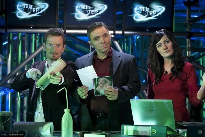 (4. Staffel) - Jochen (Michael Kessler, l.) Aiman (Bernhard Hoecker, M.) und Sibel (Martina Hill, r.) gehen in "Switch reloaded" mysteriösen Dingen auf die Spur. – Bild: ProSieben /​ Kai Schulz Eigenproduktionsbild frei