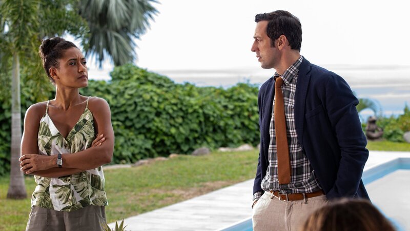 DS Cassell (Joséphine Jobert) und DI Neville Parker (Ralf Little) werden zum Tatort eines Mordes gerufen. Doch als sie ankommen, müssen sie eine unfassbare Entdeckung machen: die Leiche hat sich in Luft aufgelöst. – Bild: ZDF und Denis Guyenon