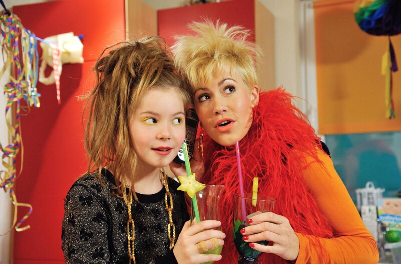 Klara (Wolke Hegenbarth, rechts) hat Schwester Sylvia und Schwager Jörn auf ein Wellness-Wochenende geschickt – sie macht sich mit ihrer Nichte Lena (Antonia Görner, links) einen schönen Abend. – Bild: ARD/​Hardy Spitz