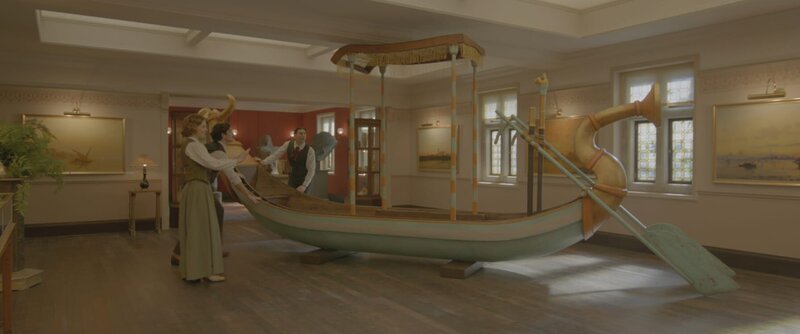 Die Barke von Ramses des Zweiten kommt als Leihgabe in das „Museum für seltsame Artefakte und Legenden“. Aber mit ihr erreicht auch jede Menge Heka Theos Zuhause. Von links: Henrietta (Elisa Doughty), Alistair (Rik Young), Clive (Jethro Skinner) – Bild: ZDF/Cottonwood Media/ZDF Studios Die Barke von Ramses des Zweiten kommt als Leihgabe in das „Museum für seltsame Artefakte und Legenden“. Aber mit ihr erreicht auch jede Menge Heka Theos Zuhause. Von links: Henrietta (Elisa Doughty), Alistair (Rik Young), Clive (Jethro Skinner) – Bild: ZDF/Cottonwood Media/ZDF Studios