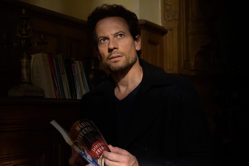 In einem Gedichtband entdeckt Thomas (Ioan Gruffudd) eine Widmung, die die Ereignisse um Vinca in einem neuen Licht erscheinen lässt. – Bild: ZDF und François LEFEBVRE
