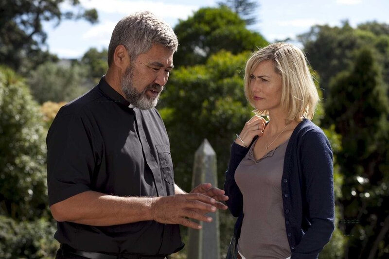 Rawiri Paratene (Pastor), Gesine Cukrowski (Jessica) – Bild: port.hu
