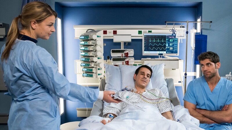 Gero (Philipp Baltus, M.) besteht darauf, sein Medikament an sich selbst zu testen. Das stellt sowohl seine Ehe mit Katja (Ines Lutz, l.), als auch die Freundschaft zu Niklas (Roy Peter Link, r.) auf eine harte Probe. – Bild: MDR/​Jens Ulrich Koch