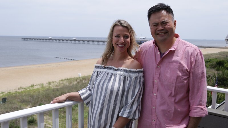 Homebuyers Cheryl and Tom pose for a photo after touring the Chesapeake Bay House in Norfolk, Virginia, as seen on HGTV’s Beach Hunters. – Bild: Warner Discovery Inc