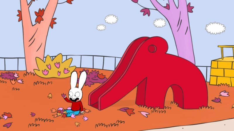 Simon hat ein eigenes Spiel erfunden: Er baut mit Blättern ein „Nest“, in das er hineinrutscht. – Bild: ZDF