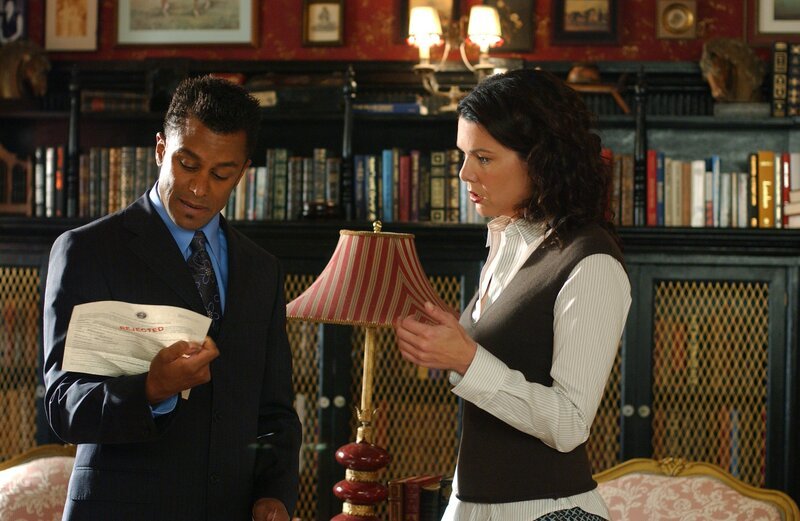 Michel (Yanic Truesdale, l.); Lorelai (Lauren Graham, r.) – Bild: 2004 Warner Bros. Lizenzbild frei