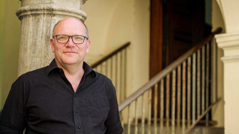 Paul Nitsche vor „seiner“ Kreuzkirche in Graz: Er ist evangelischer Pfarrer, Religionslehrer und Notfallseelsorger in Graz. – Bild: ORF/​Gollackner&Schmid OG/​Wout Kichler