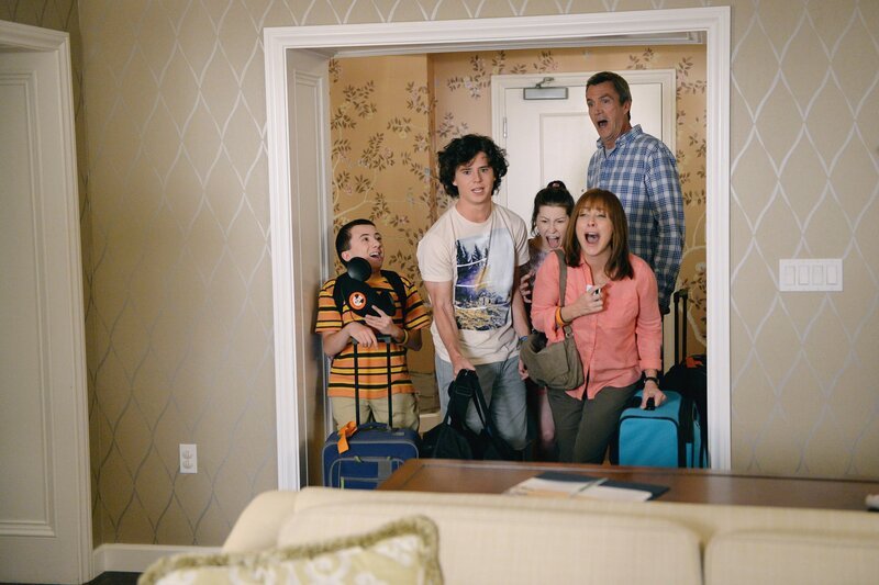 (v.l.n.r.) Brick (Atticus Shaffer); Axl (Charlie McDermott); Sue (Eden Sher); Frankie (Patricia Heaton); Mike (Neil Flynn) – Bild: Warner Brothers