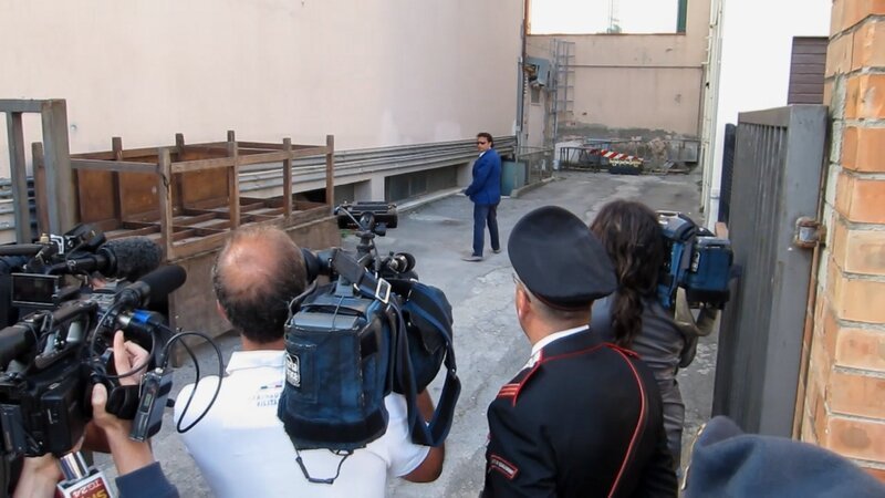  Der ehemalige Kapitän des Kreuzfahrtschiffes Costa Concordia, Francesco Schettino auf dem Weg zu seinem Berufungsprozess. – Bild: ORF/​One Gate/​Zeitsprung Pictures/​Sky Deutschland/​Rai – Radiotelevisione Italiana Spa