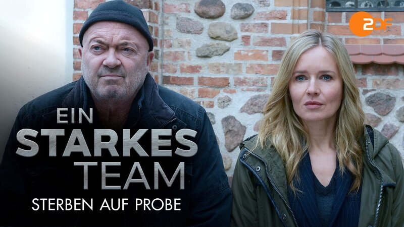 Erika (Leslie Malton, 2.v.r.) erklärt ihren Kindern, Lukas (Theo Trebs, l.), Jens (Jan Krauter, 2.v.l.) und Sabine (Lisa Marie Janke, r.), dass ihr Vater mit ihnen über sein Testament sprechen will. – Bild: ZDF/​Katrin Knoke