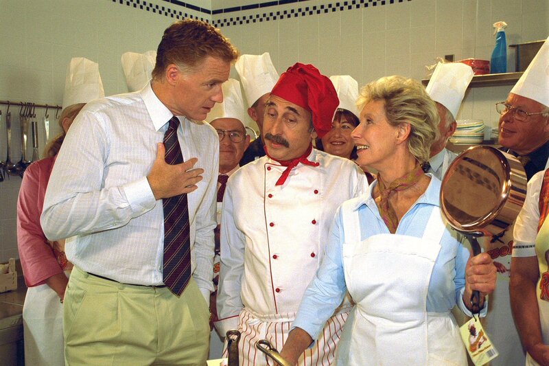 „Schlosshotel Orth“, „Der Kochkurs.“ Der bekannte Haubenkoch Alfred Müller-Dalbert leitet einen Kochkurs im Schlosshotel. Im Bild (v.li.): Albert Fortell (Felix Hofstätter), Towje Kleiner (Alfred Müller-Dalbert), Lotte Ledl (Anna Kofler). – Bild: ORF 2