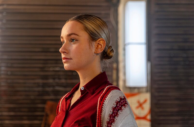 Regieassistentin Judith Steinberg (Pauline Werner) – Bild: MDR/​Molina Film/​Maor Weisburd