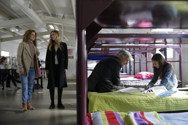 L-R: Kelly Conner (Alexis Carra); Bishop (Emily Wickersham); Gibbs (Mark Harmon); Elena (Lily Rose Silver) – Bild: CBS Broadcasting, Inc. /​ Sonja Flemming