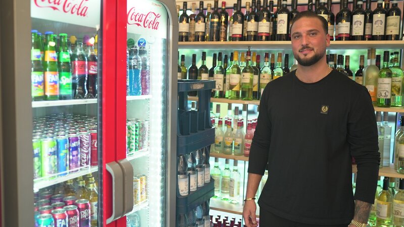 Er packt mit an: Emre (26) arbeitet nebenberuflich im Späti seines Bruders. – Bild: ZDF und Felix Greif