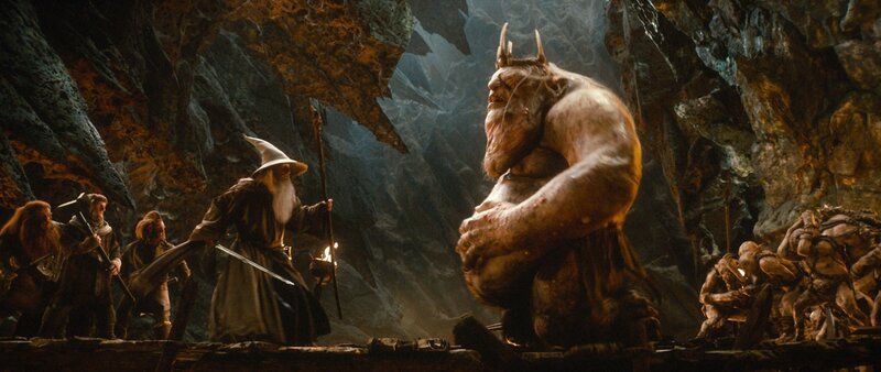 Gandalf (Ian McKellen, 4.v.l.) kämpft für die Zwerge gegen den Goblinkönig (Barry Humphries, M.). – Bild: RTL