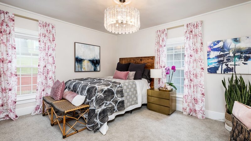 Tamara and Ward make four beautiful bedrooms out of three rooms. – Bild: HGTV