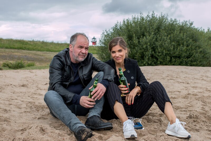 Oskar Schütz (Marek Erhardt, l.) und Bente Jansen (Judith Döker, r.) lassen die alten Zeiten an sich vorbeiziehen. Haben die beiden sich zu früh aus den Augen verloren? – Bild: Manju Sawhney /​ ZDF Enterprises GmbH