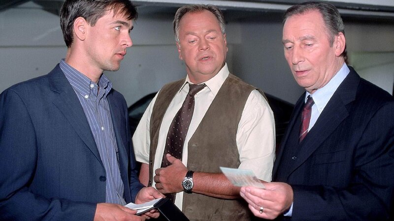 Kommissar Bonhoff (Wolfgang Krewe, li.), Kommissar Kehler (Wolfgang Bathke, Mi.) und Staatsanwalt Lotze (Henry van Lyck) stellen am Tatort fest, dass es Ähnlichkeiten zu vorherigen Taten gibt. – Bild: MG RTL D