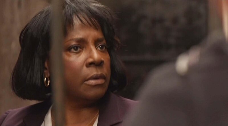 Nach einer gefährlichen Verfolgungsjagt versucht Carver (LaTanya Richardson), den Flüchtigen zum Reden zu bringen … – Bild: 2014 CBS Broadcasting Inc.