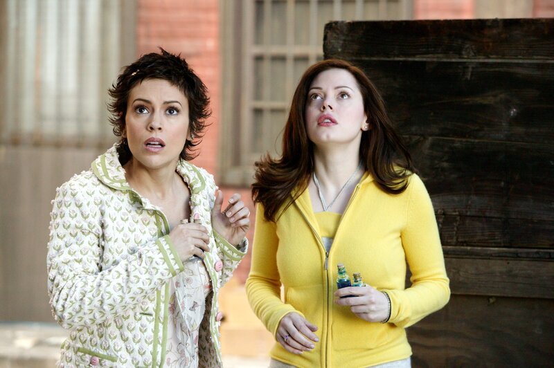 Phoebe (Alyssa Milano, l.) und Paige (Rose McGowan, r.) bitten Gideon um Hilfe. Sie wollen das Portal, durch das Leo und Piper gegangen sein müssen, umdrehen, um sie zurück auf ihre Ebene zu holen … – Bild: Paramount Pictures. Lizenzbild frei