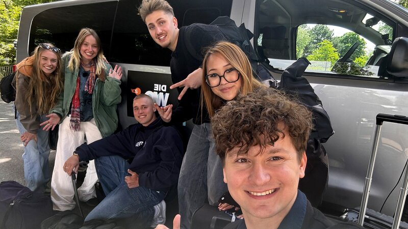 Von Dauerregen und Kälte lassen sich die Allstars nicht abhalten. Wozu haben Alexa, Greta, Ole, Robin, Trang und Deniz ein WG-Auto? Damit geht’s ab zur Bowlingbahn. – Bild: ZDF/​Georg Bussek /​ KiKA