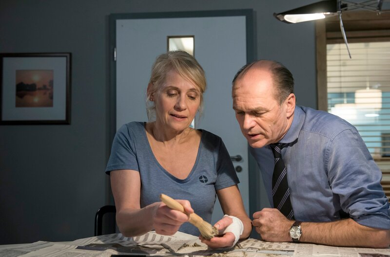 Wolfgang Berger (Horst Günter Marx, r.) beobachtet interessiert, die Archäologin Prof. Kirsten Schmelich (Alexandra von Schwerin, l.) bei ihrer Arbeit. – Bild: ARD/​Jens Ulrich Koch