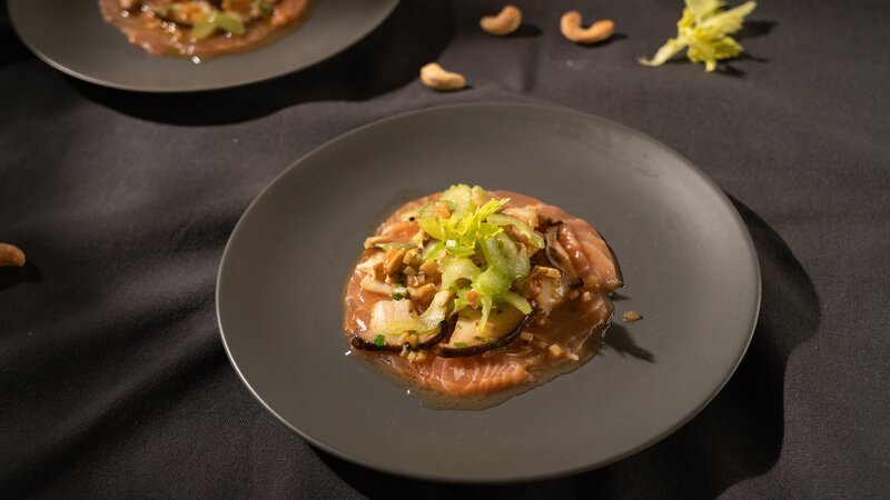Lachs-Carpaccio und Selleriesalat. – Bild: Jannik Hausmann /​ WDR /​ 2Bild TV.Events & Media GmbH