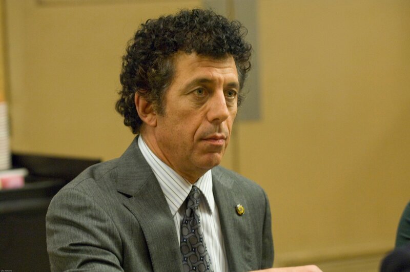 Eric Bogosian as Captain Danny Ross – Bild: UNIVERSAL CHANNEL