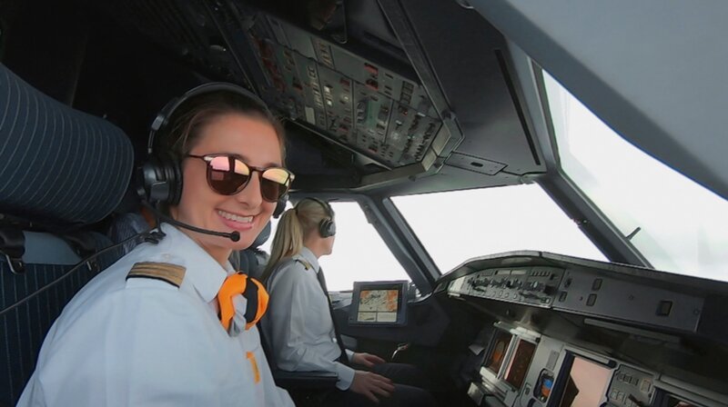 Co-Pilotin Katja Rossi (links) und Flugkapitänin Riccarda Tammerle (im Hintergrund) im Cockpit. – Bild: HR/​Andreas Graf