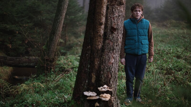 Zur Konversionstherapie gehört auch ein Ausflug in den Wald. Simon Schneider (Paul Ahrens) findet das alles sehr befremdlich. – Bild: ZDF und Jan Hromadko