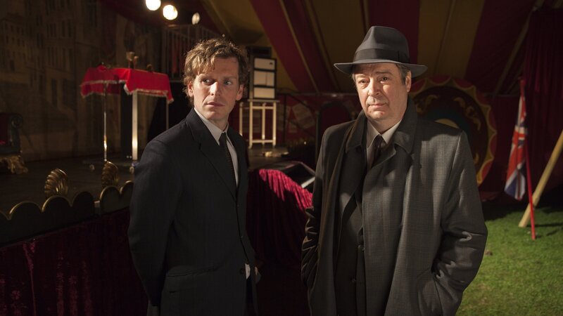 Fred Thursday (Roger Allam, r.) versucht sein Bestes, um Endeavour Morse (Shauen Evans, l.) wieder in den Polizeidienst zurückzuholen. – Bild: ZDF und ITV Studios