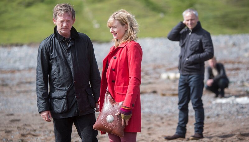 Die schockierte Jess Collins (Frances Grey) berichtet Detective Inspector Jimmy Perez (Douglas Henshall), dass die Ermordete die Babysitterin ihrer Tochter war. – Bild: ARD Degeto/​ITV Studios