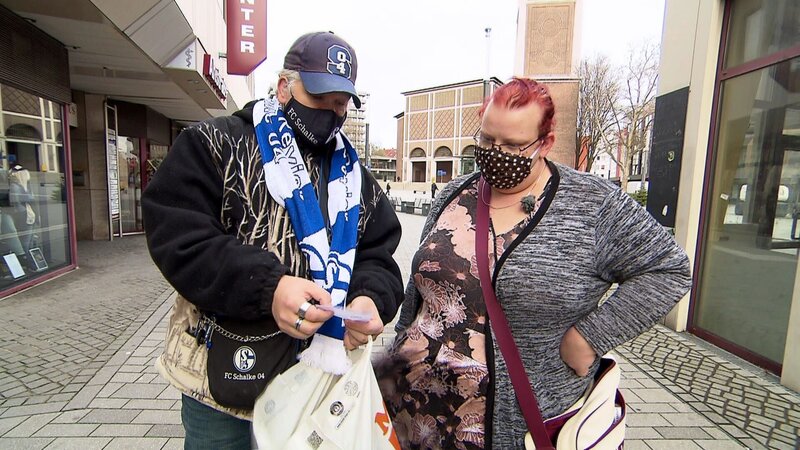 Dieter ist in Weihnachtsstimmung und trifft sich zum Shoppen mit seiner Freundin Rena in der Innenstadt. – Bild: RTL Zwei