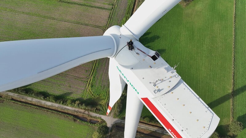 Servicetechniker Luis Osorio hängt in 150 Metern Höhe Seile für einen Kontrollgang an den Rotorblättern ein. – Bild: NDR/​FILMBLICK Hannover