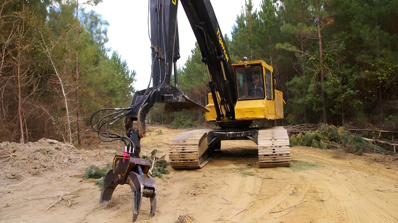 Wide shot of Bobby in the shovel logger. – Bild: Discovery Communications