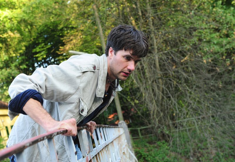 Entsetzt schaut Konstantin (Moritz Tittel) seinem von der Brücke gestürzten Bruder hinterher. – Bild: ARD/​Ann Paur