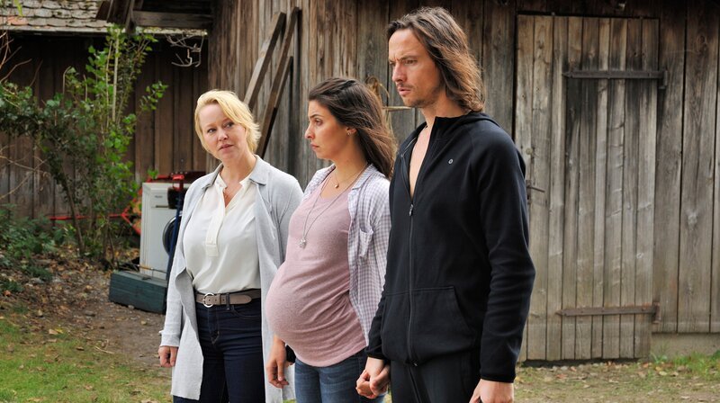 Noch wissen Patrick Heuser (Ralph Kretschmar, r.) und seine hochschwangere Freundin Jenny (Amina Hafiz, M.) nicht, dass Nele Fehrenbach (Floriane Daniel, l.) Polizistin ist. – Bild: hr-fernsehen