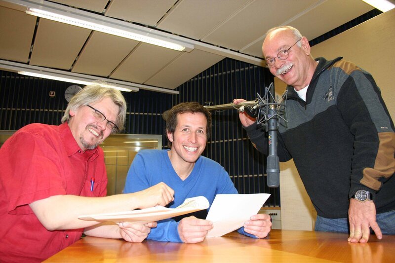 Willi (Mitte) mit Regisseur Bernhard Jugel (links) und Tontechniker Wifried Hauer. – Bild: BR/​megaherz