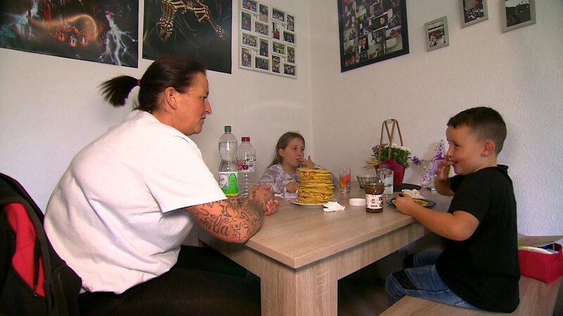 Natascha hat für ihre Kids einen Schwimmplatz ergattert, macht sich jedoch Sorgen wegen der Finanzierung. – Bild: RTL Zwei