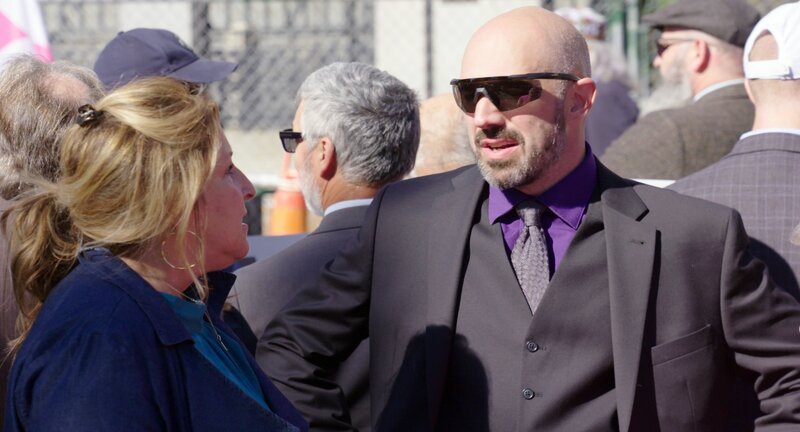 Sam Racioppi war beim Sturm auf das Kapitol 2021 dabei und engagiert sich inzwischen politisch. – Bild: ZDF und Jean Schablin