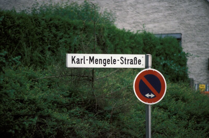Die Fabrik der Neffen von Joseph Mengele während der Affäre um die Exhumierung der Leiche des Nazi-Arzts im Juni 1986 in Günsburg in der BRD. – Bild: RTL /​ Patrick PIEL/​GAMMA-RAPHO /​ Wie alles begann