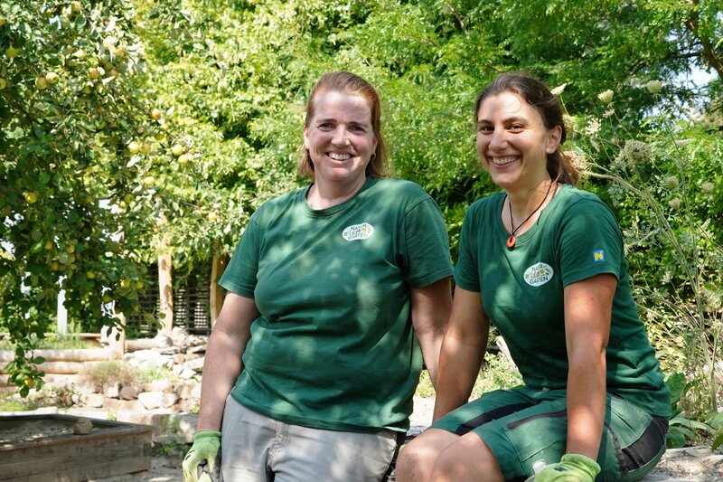 Die Gärtnerinnen Tulln bepflanzen Trockenmauern. – Bild: Leopold Mayrhofer/​Natur im Garten