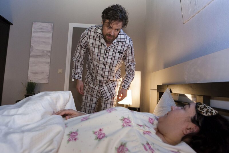 Traumsequenz /​ Vision: Axel (Daniel Aichinger) stellt sich vor, mit Spiridula (Hülya Duyar) eiskalt abzurechnen … – Bild: RTL