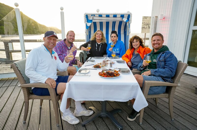 Am Ende ihres Roadtrips ziehen die Promi-Camper ein Resümee: Wen konnte Bettina Tietjen vom Campen überzeugen und wer bleibt Anti-Camper? (v. l. n. r.: Axel Schulz, Pascal Hens, Bettina Tietjen, Ariana Baborie, Isabel Varell, Leo Reisinger) – Bild: NDR/​Marvin Vering/​beckground tv