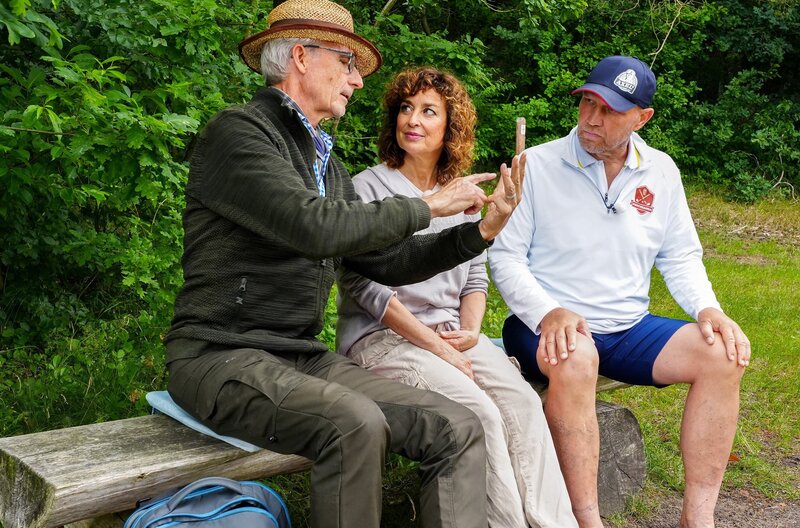 Isabel Varell und Axel Schulz werden in das Waldbaden eingeführt. – Bild: NDR/​Marvin Vering/​beckground tv